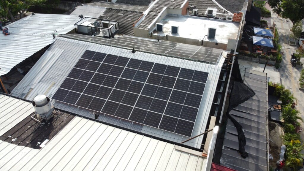 Nosotros 8 Paneles solares generando energía limpia en techo de propiedad colombiana.