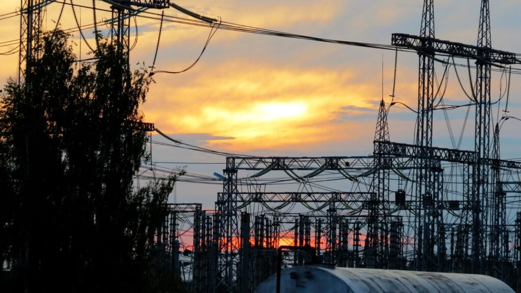 Subestación eléctrica operando de forma segura y continua gracias al mantenimiento preventivo.