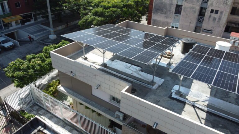 Costo por kWh con Energía Solar en Colombia: Cifras Reales 2026 y Cómo Bajar tu Factura